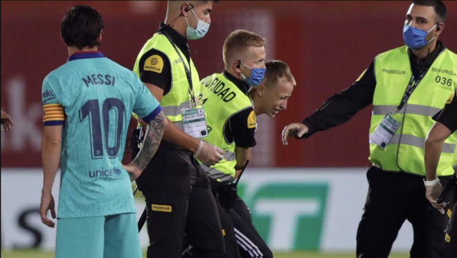 Un espontáneo se coló en el Mallorca-Barça para hacerse una foto con Messi (Foto: EFE).