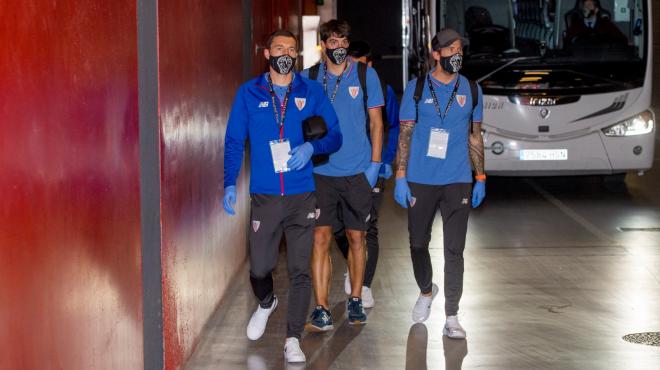 De Marcos, San José e Iñigo Martínez acceden al interior de San Mamés (Foto: Athletic Club).