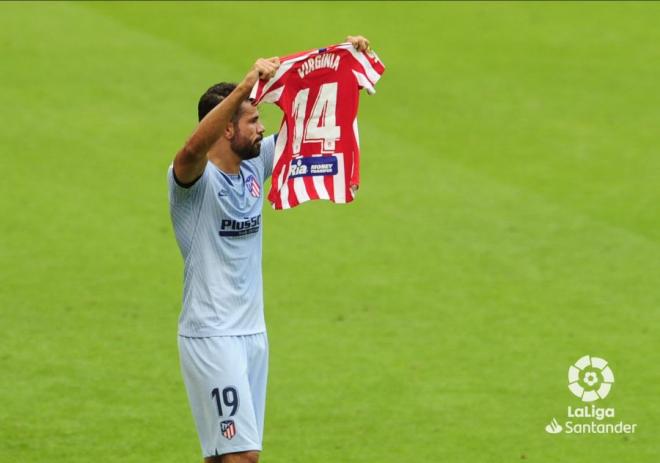 Diego Costa luce la camiseta de Virginia Torrecilla (FOTO: LaLiga).