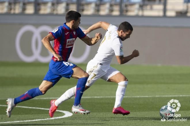 Eden Hazard avanza con la pelota en el Real Madrid-Eibar (Foto: LaLiga Santander).