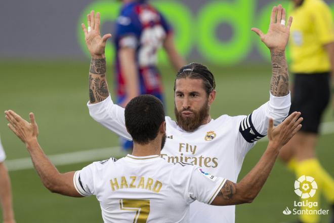 Sergio Ramos y Hazard celebran el gol del central al Éibar (Foto: LaLiga Santander).
