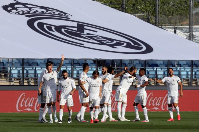 Los jugadores del Real Madrid celebran un gol al Éibar.