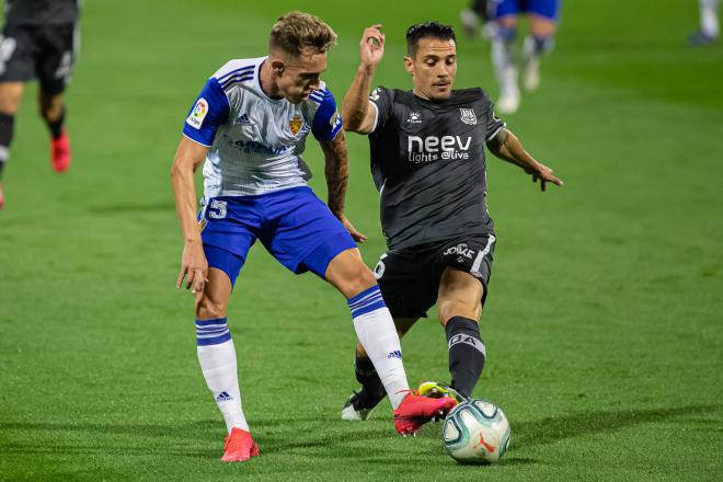 Álex Blanco protagoniza un lance durante el Real Zaragoza-Alcorcón (Foto: Daniel Marzo).