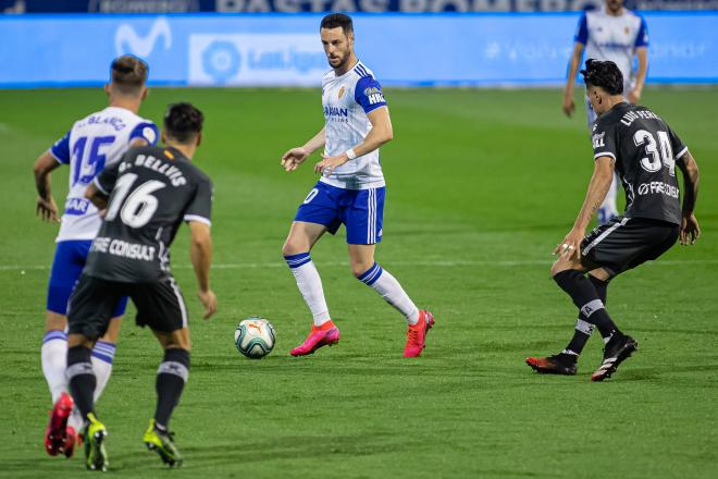 Burgui controla la pelota en el Real Zaragoza-Alcorcón (Foto: Daniel Marzo)