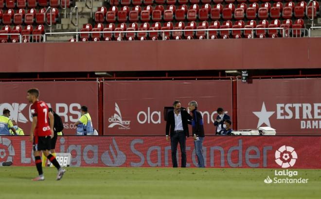 Setién saluda a Vicente Moreno antes del Mallorca-Barcelona (Foto: LaLiga).