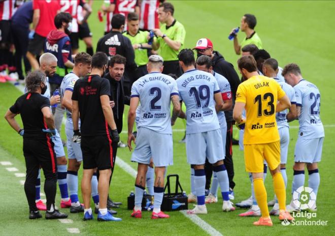 Simeone da instrucciones a sus jugadores del Atletico de Madrid en una pausa de hidratación (Foto: LaLiga).
