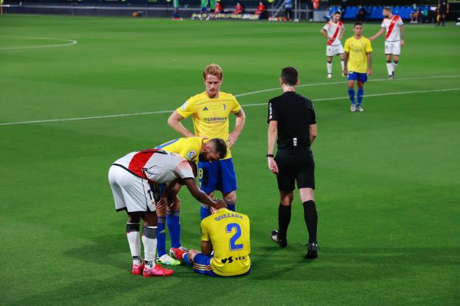 Luismi Quezada se lesionó en esta acción del Cádiz-Rayo (Foto: Cristo García).