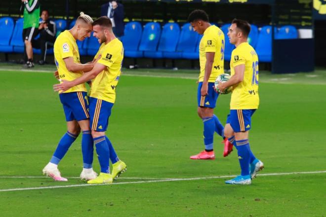 Álvaro Giménez celebra con Alejo su único gol con el Cádiz en LaLiga Smartbank.