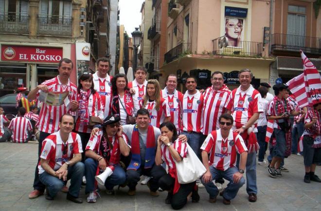 El blogger de ElDesmarque Bizkaia Carmelo Rodrigo y varias de sus amistades en la final de Copa del Athletic Club en Valencia en el año 2012.