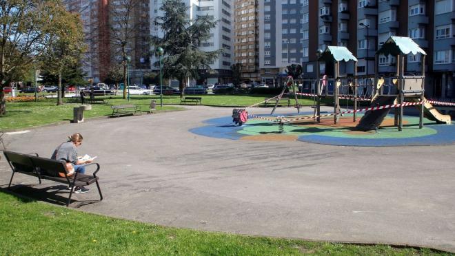 Un parque infantil en Gijón (Foto: EFE).
