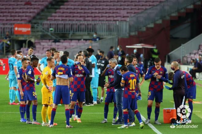 Los jugadores del Barcelona, con Quique Setién durante un parón para beber agua (Foto: LaLiga Santander).