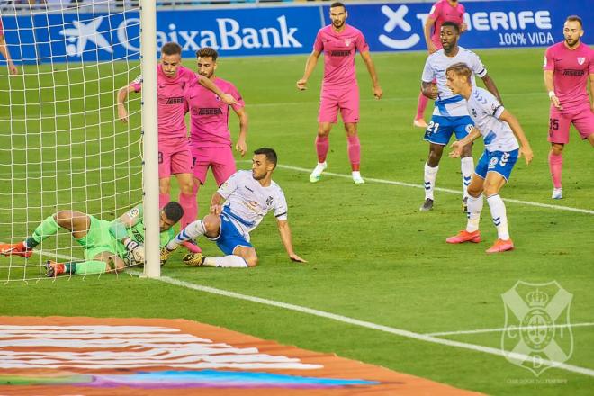 Munir evita un gol en el Tenerife-Málaga (Foto: CD Tenerife)