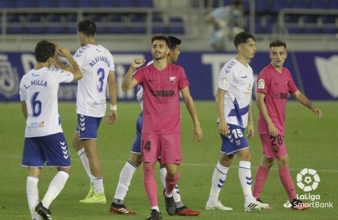 Luis Muñoz saluda a los jugadores del Tenerife tras un partido (Foto: LaLiga).