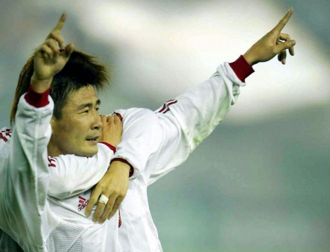 Hao Haidong celebra un gol con la selección de China.