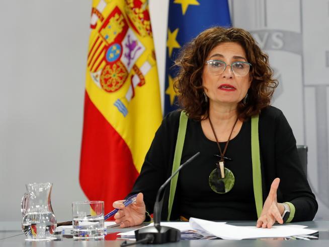 Maria Jesús Montero, en rueda de prensa, responde a las preguntas antivacunas (FOTO: EFE).