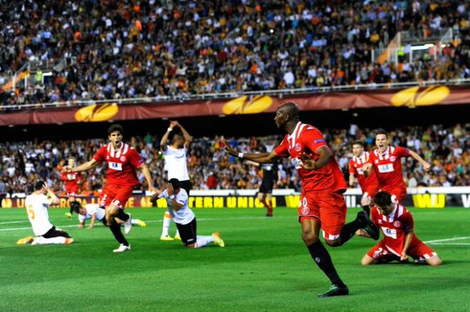 Mbia celebra su gol en Mestalla ante el Valencia en 2014.