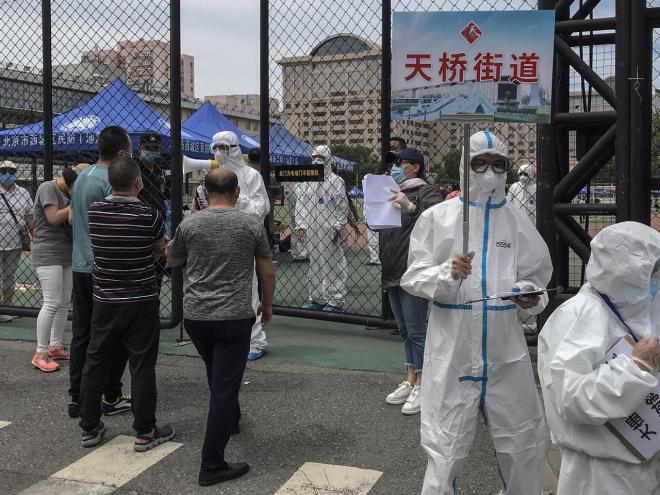 Pekín (China) refuerza las medidas sanitarias tras un nuevo brote de coronavirus (FOTO: EFE).