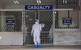 Personal médico con trajes protectores ante un hospital en cuarentena en Kochi, Kerala (FOTO: EFE)