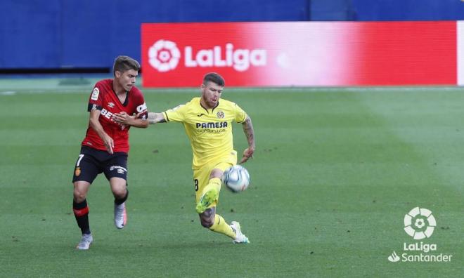 Pozo y Alberto Moreno pugnan por un balón en el Villarreal-Mallorca (Foto: LaLiga).