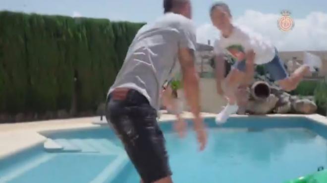 Dani Rodríguez tira a su hijo a la piscina.