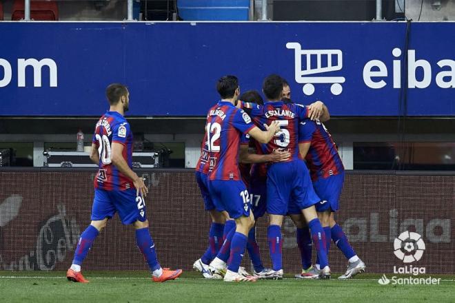 Los jugadores del Eibar celebran un gol al Athletic (Foto: LaLiga Santander).