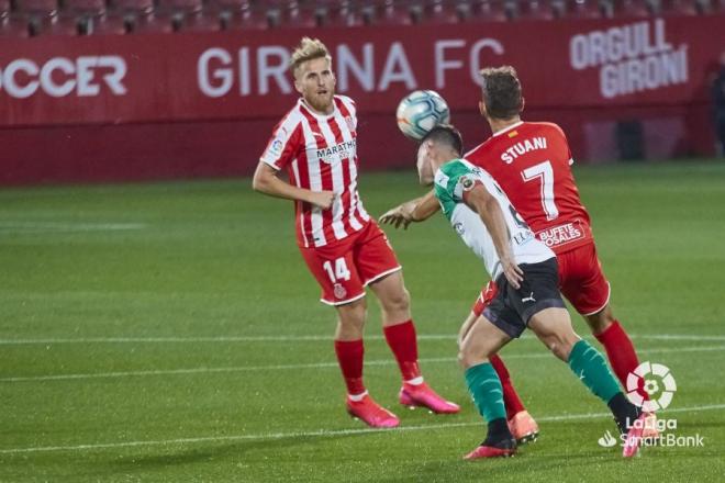 Abraham y Stuani pelean por un balón dividido (Foto: LaLiga SmartBank).