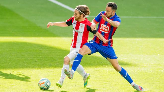 Iker Muniain avanza con el balón ante el acoso de un rival del Eibar (Foto: Athletic Club).