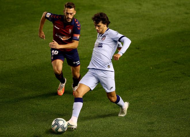 Joao Félix conduce delante de Roberto Torres en el Osasuna-Atlético (Foto: Atlético de Madrid).