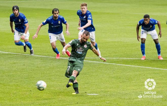 Çolak lanza un penaldi en el Real Oviedo-Dépor (Foto: LaLiga).