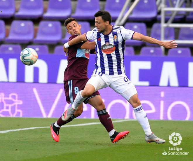 Fran Beltrán y Óscar Plano pugnan por un balón, durante el Pucela-Celta. (Foto: LaLiga)