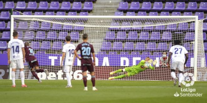 Penalti parado por Masip, durante el Pucela - Celta.