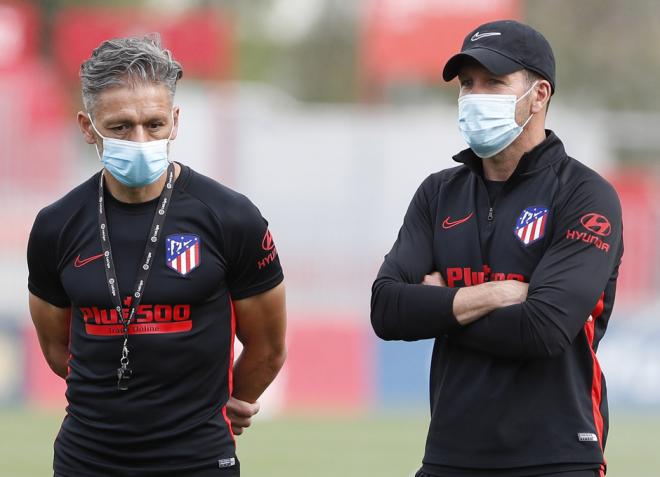 Simeone, junto a Nelson Vivas en un entrenamiento del Atlético (Foto: ATM).