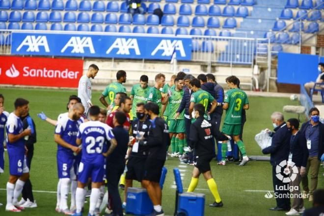 La plantilla de la Real Sociedad, en la pausa para la hidratación frente al Alavés (Foto: LaLiga)