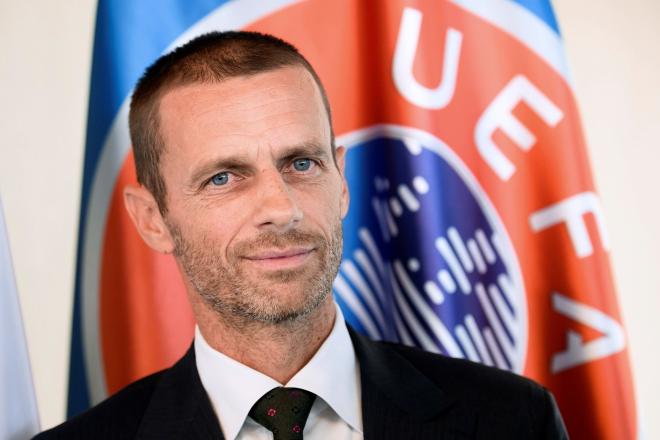 Aleksander Ceferin posa delante de la bandera de la UEFA.