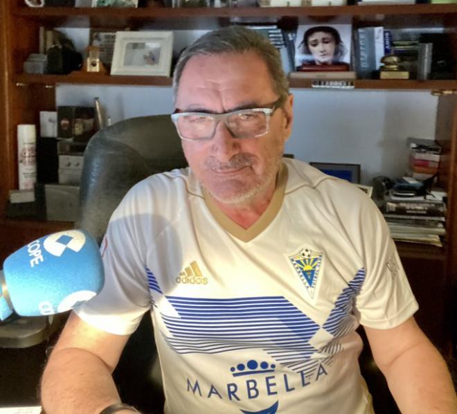 Carlos Herrera, vestido con la camiseta del Marbella (Foto: @carlosherreracr).