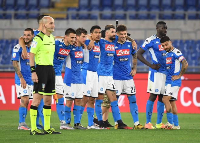 Los jugadores del Nápoles, durante la tanda de penaltis.