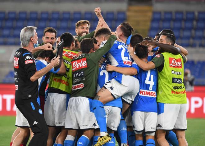 Los jugadores del Nápoles celebran la Coppa Italia.