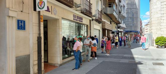 Colas en la Tienda Oficial del Real Valladolid.