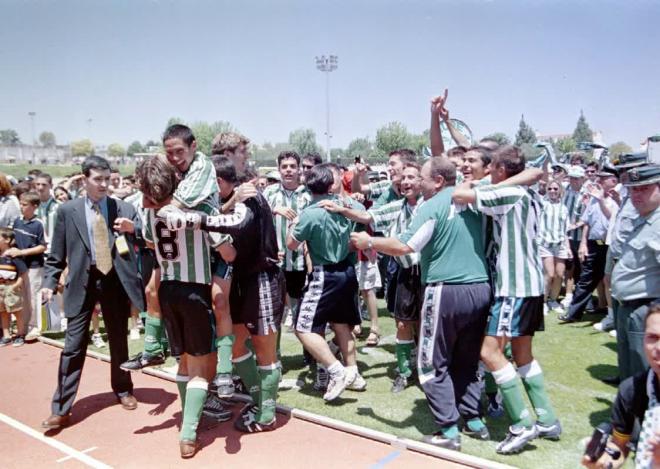 El Betis celebra la Copa del Rey Juvenil en Olivenza.