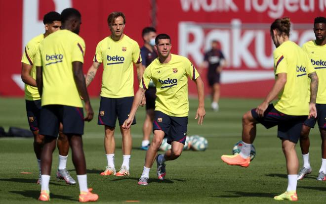 Sergi Roberto, Rakitic y varios jugadores del Barça durante un entrenamiento (Foto: FC Barcelona).