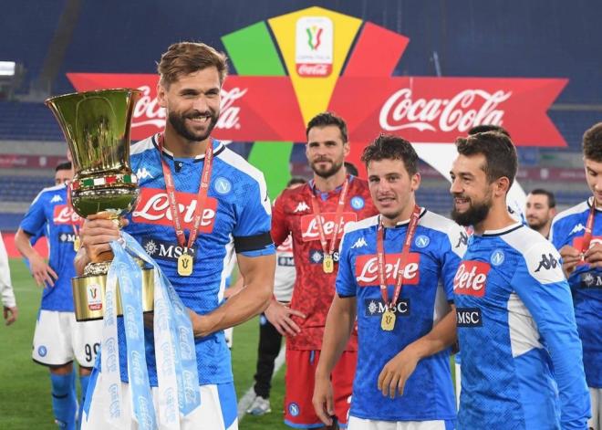 Fernando Llorente celebra su nueva Coppa de Italia, ahora con el Nápoles.