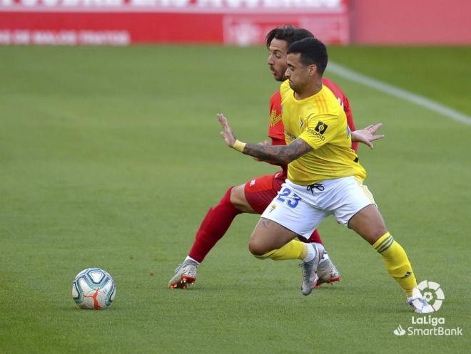Nano Mesa se lleva el balón frente a un rival, durante el Numancia-Cádiz (Foto: LaLiga).