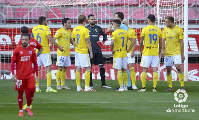 Los jugadores del Cádiz esperan la decisión del VAR en la jugada del penalti ante el Numancia (Fo