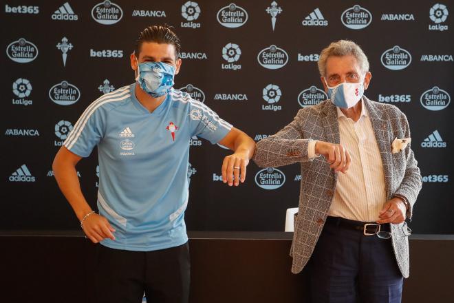 Nolito, en su regreso al Celta, junto a Carlos Mouriño (Foto: RC Celta).