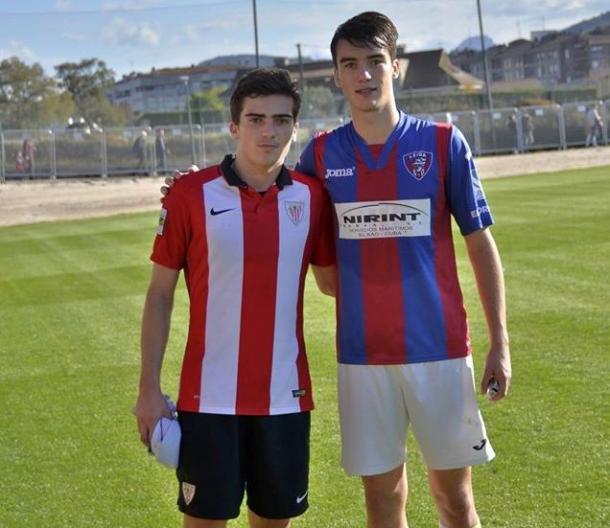 Asier, izquierda, posa junto a su hermano Aitor, en un duelo entre el Leoia y el Bilbao Athletic (F