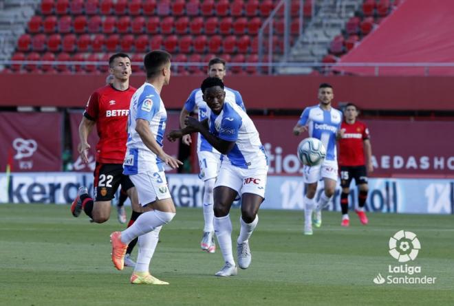 Assalé persigue un balón ante la mirada de Budimir (Foto: LaLiga).