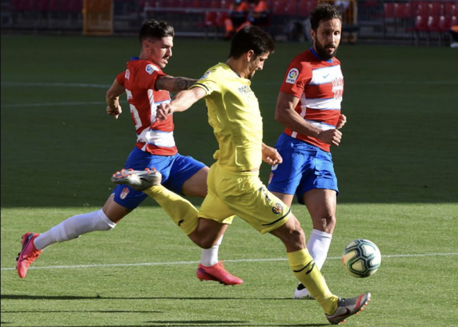 Gerard Moreno tira a puerta en el Granada-Villarreal (Foto: LaLiga).