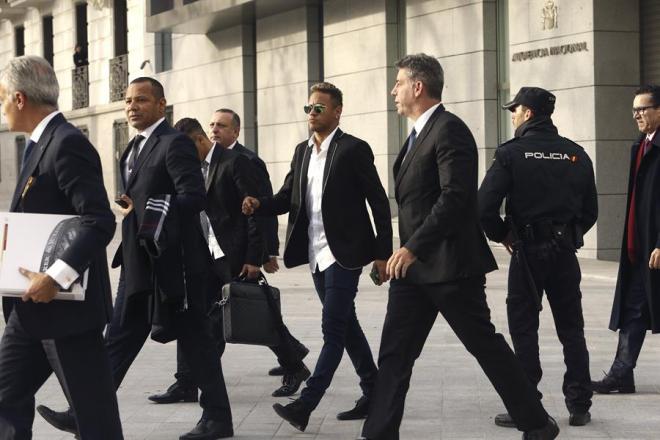 Neymar, en su salida de los juzgados.