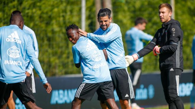 Nolito bromeando en un rondo con Yeboah (Foto: RC Celta de Vigo).