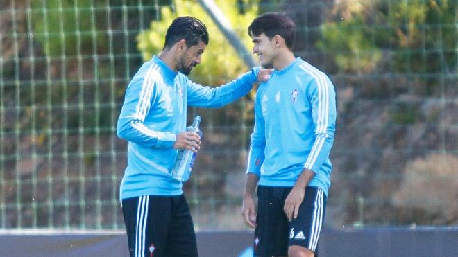 Nolito hablando con Denis Suárez (Foto: RCCV).